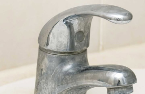 My nana taught me this hack to remove hard water stains in 2 mins with 0 work. Hereās how it works