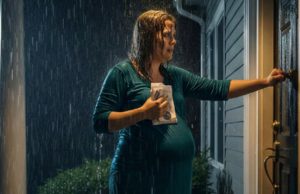 On the coldest night of the year, a pregnant woman pounded on her family’s door, pleading for help. Instead of opening it, they turned off the lights and left her standing in the storm. She thought she would d.ie on that porch…