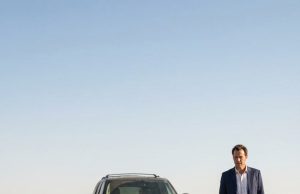 A wealthy businessman saved her after a cra:sh and brought her to his estate—only for his wife to degrade her. What happened next sh0cked everyone: he walked away from his fortune, boarded a bus, and beg:ged for a second chance.