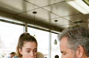 While dropping off a check, a busy waitress caught a glimpse of a customer’s open wallet—and her heart stopped when she saw her late mother’s photo tucked inside. She demanded to know who he was, but what the man revealed next left the entire diner in absolute sh0ck.
